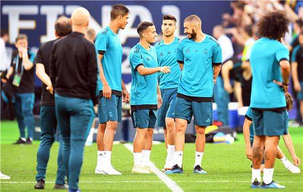 فاسكيز مع لاعبي الريال