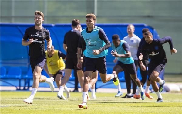 ألي مع لاعبي إنجلترا