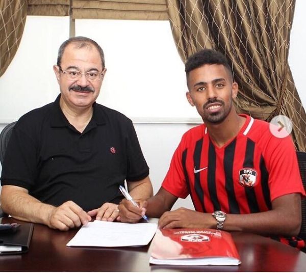 سيف الدين الشابي أثناء التوقيع