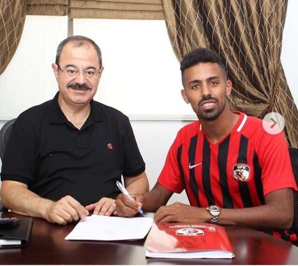 سيف الدين الشابي أثناء التوقيع