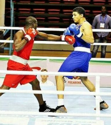 يسري رزق بالزي الأزرق