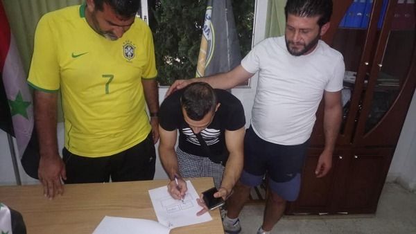 علي حسن أثناء التوقيع