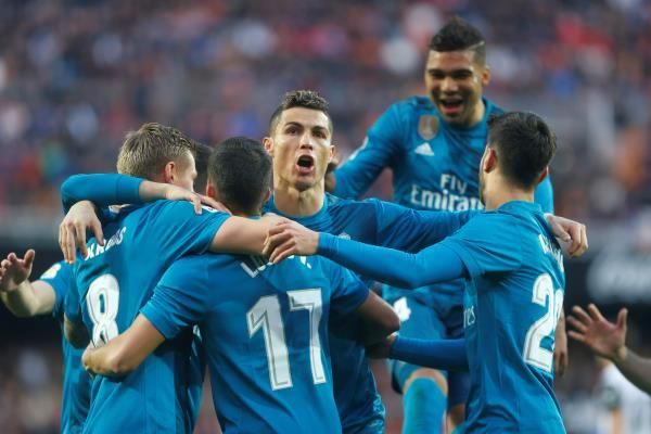 كروس مع لاعبي ريال مدريد