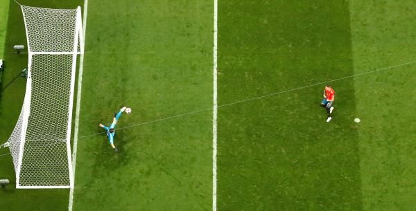 لقطة من مباراة إسبانيا وروسيا