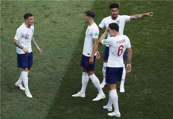 تريبير مع لاعبي إنجلترا