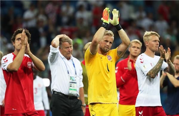 شمايكل مع لاعبي الدنمارك