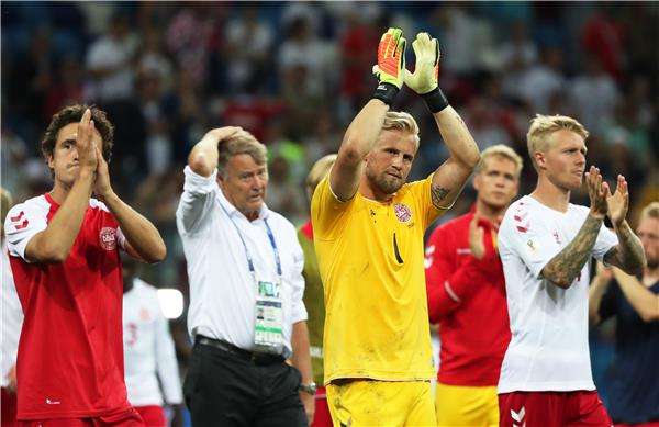 شمايكل مع لاعبي الدنمارك