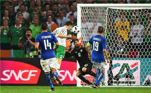 جانب من مباراة إيطاليا وأيرلندا في يورو 2016