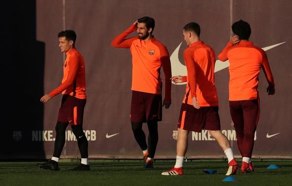 جوميز مع لاعبي برشلونة