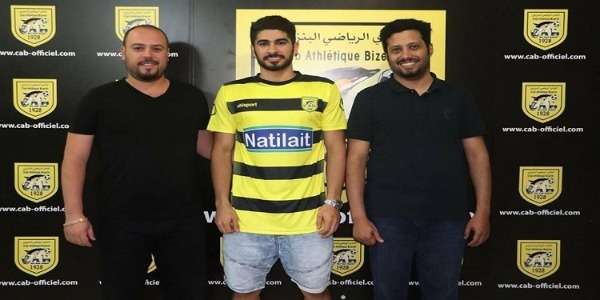 سعود فرحان العنزي بعد توقيع العقد 