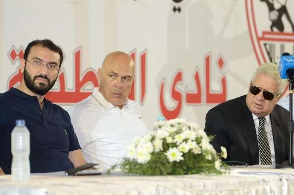 جروس (في الوسط)