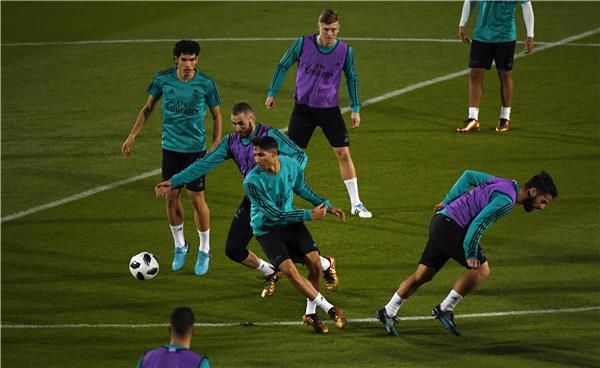 أشرف حكيمي مع لاعبي ريال مدريد