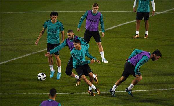 أشرف حكيمي مع لاعبي ريال مدريد