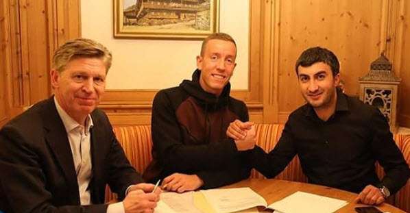  هانس هالدورسون لحظة توقيع العقد