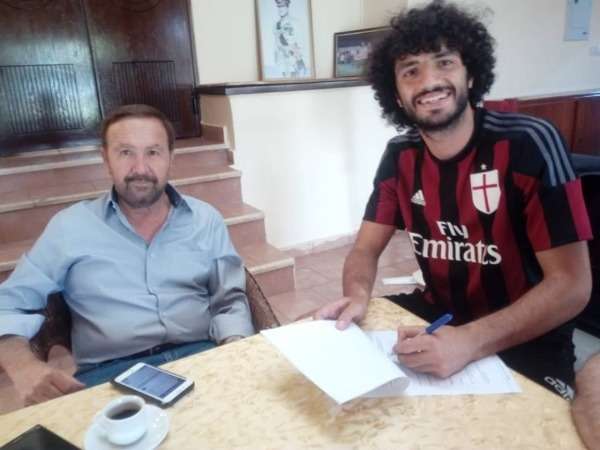 جانب من التوقيع