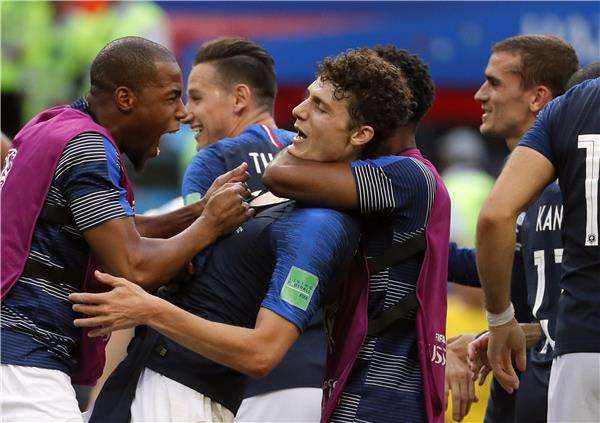 بافارد مع لاعبي فرنسا