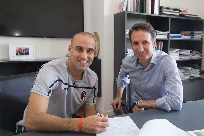 جانب من التوقيع