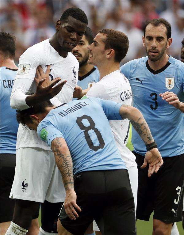 جانب من مباراة فرنسا وأوروجواي