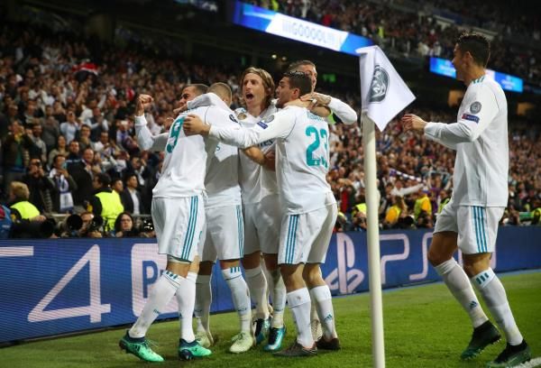 بنزيما مع لاعبي ريال مدريد