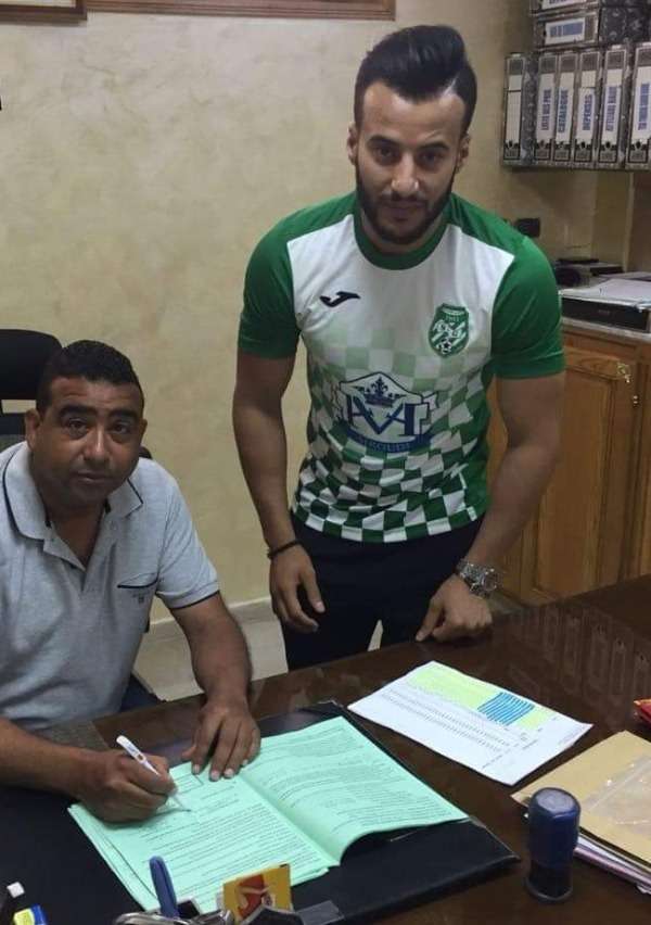 خلال توقيع العقود