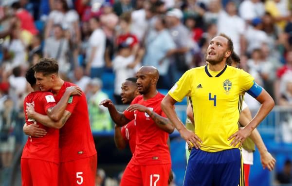 لاعبو السويد بعد الخروج