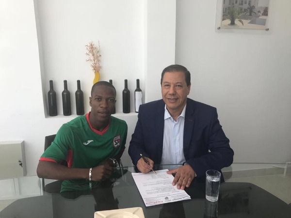  الإيفواري نجيسان أثناء التوقيع