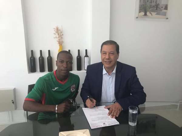  الإيفواري نجيسان أثناء التوقيع