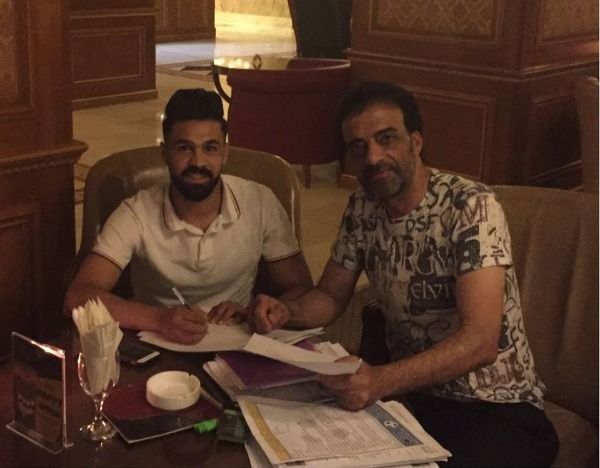 خلال توقيع العقود