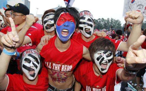 فرحة الجمهور الكوري الجنوبي بالتأهل لدور الثاني