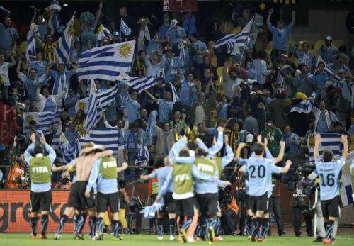 فرحة لاعبي وجمهور أوروجواي بالتأهل للدوري الثاني