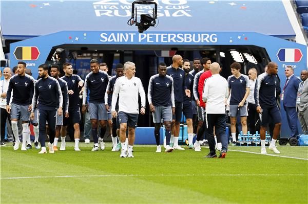 ديشامب مع لاعبي فرنسا