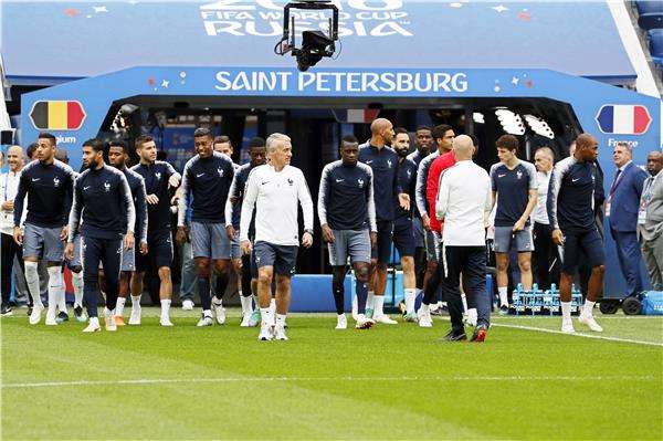 ديشامب مع لاعبي فرنسا