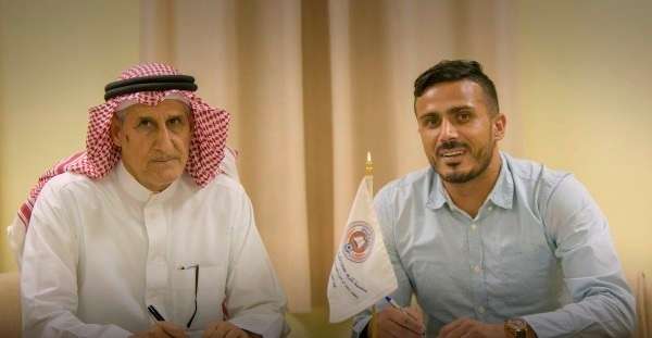 نضال سعيد خلال التوقيع