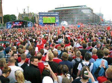 الجماهير الدنماركية والتي حضرت لساحة كوبنهاجن شعرت بالإستياء من منتخبها