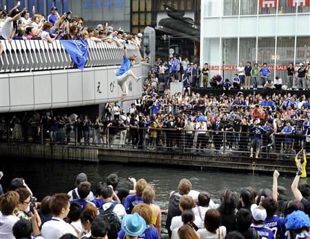بعض الجماهير اليابانية قامت بالقفز فوق نهر أوساكا فرحاً بتأهل منتخبها للدور الثاني