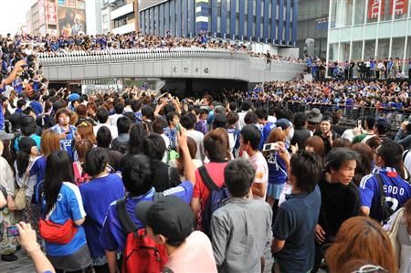 إحتفال الجماهير اليابانية في مدينة أوساكا