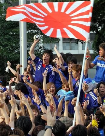 الجماهير اليابانية خرجت للشوارع في أولى ساعات الفجر