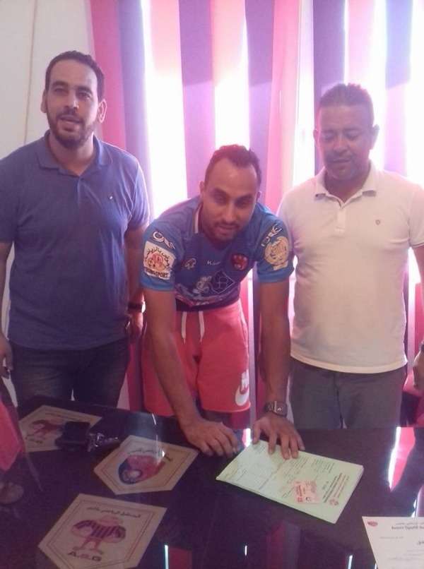 جانب من التوقيع