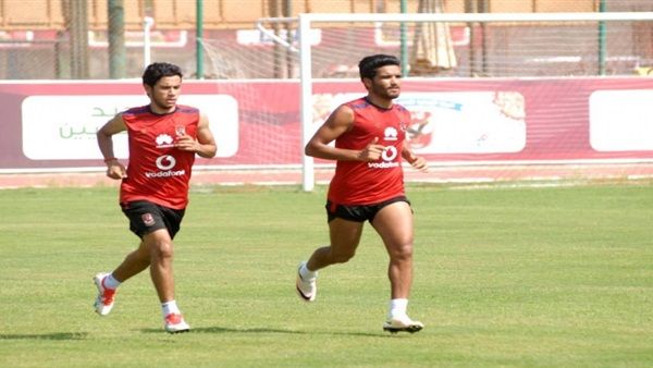 ناصر ماهر (يسار)