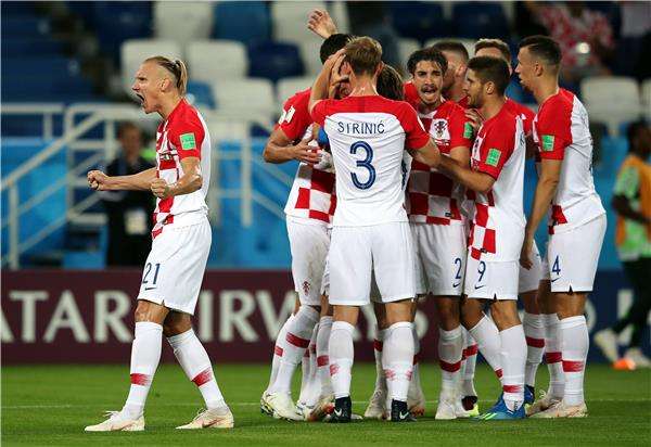 لاعبو كرواتيا بالزي التقليدي