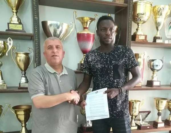 جانب من التوقيع