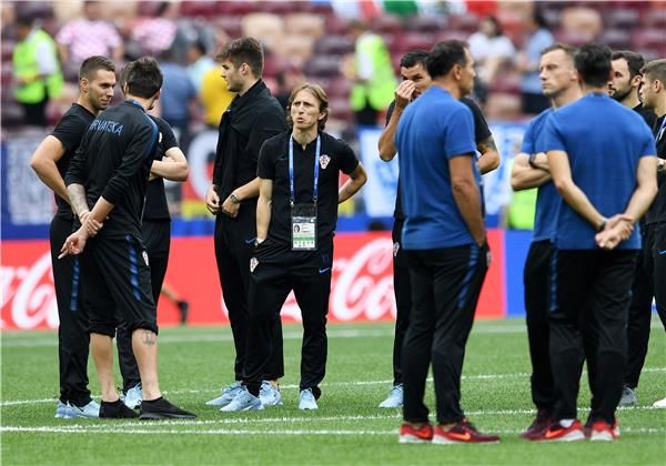 لاعبو كرواتيا يتفقدون أرضية الملعب