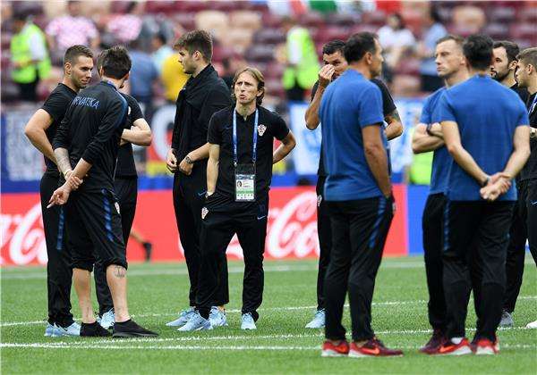 لاعبو كرواتيا يتفقدون أرضية الملعب