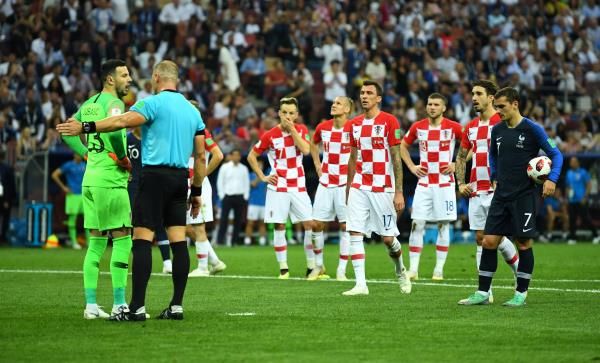 بيتانا لحظة احتساب ركلة جزاء لفرنسا