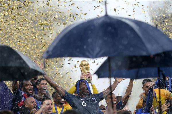 بوجبا بعد التتويج باللقب