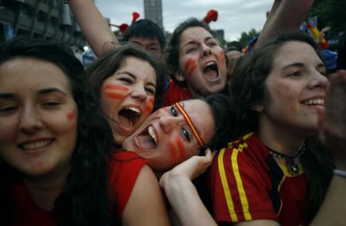 الجماهير الاسبانية في العاصمة مدريد تتابع المباراة ضد تشيلي