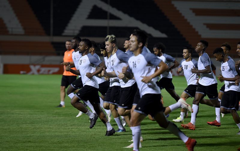 جانب من تدريبات الشباب