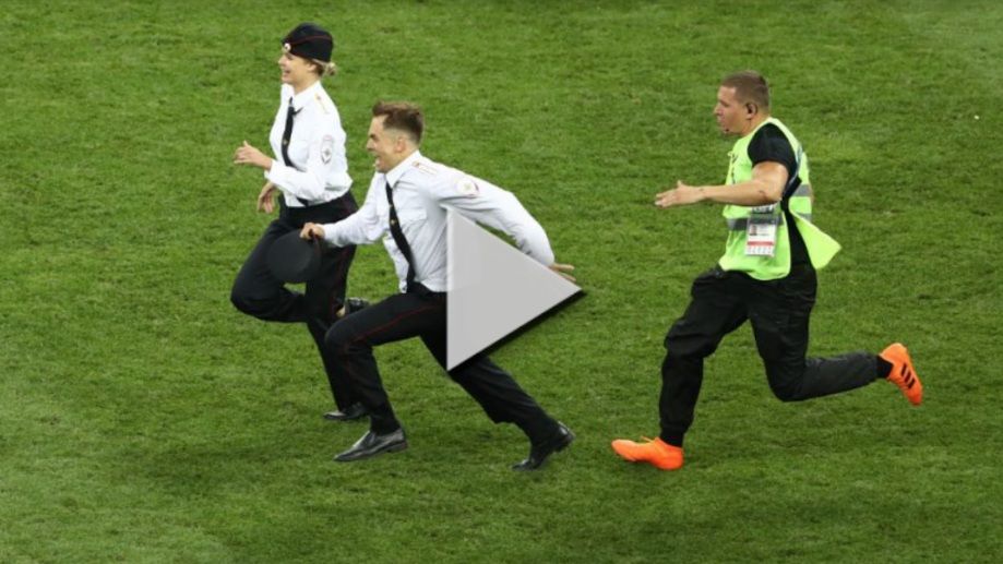 جانب من اقتحام ملعب نهائي المونديال