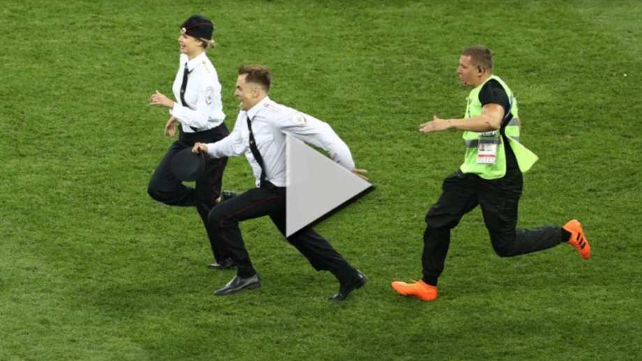 جانب من اقتحام ملعب نهائي المونديال