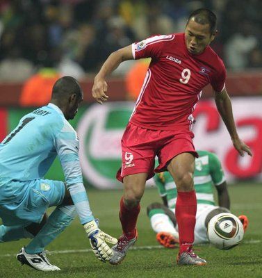 جونغ تاي سي في محاوله هز شباك منتخب كوت ديفوار